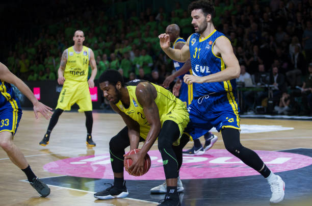 凭借稳定的 凭借稳定的